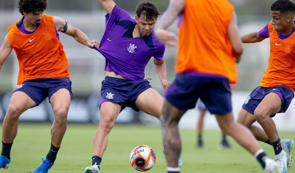 A equipe do Corinthians se reuniu no CT Joaquim Crava na tarde desta segunda-feira para iniciar sua preparação para o confonto com a Ponte Preta. (Foto: Rodrigo Coca/Agência Corinthians)