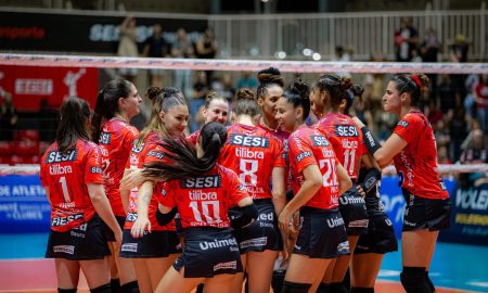 Time do Sesi Bauru feminino pela Sueprliga de Vôlei