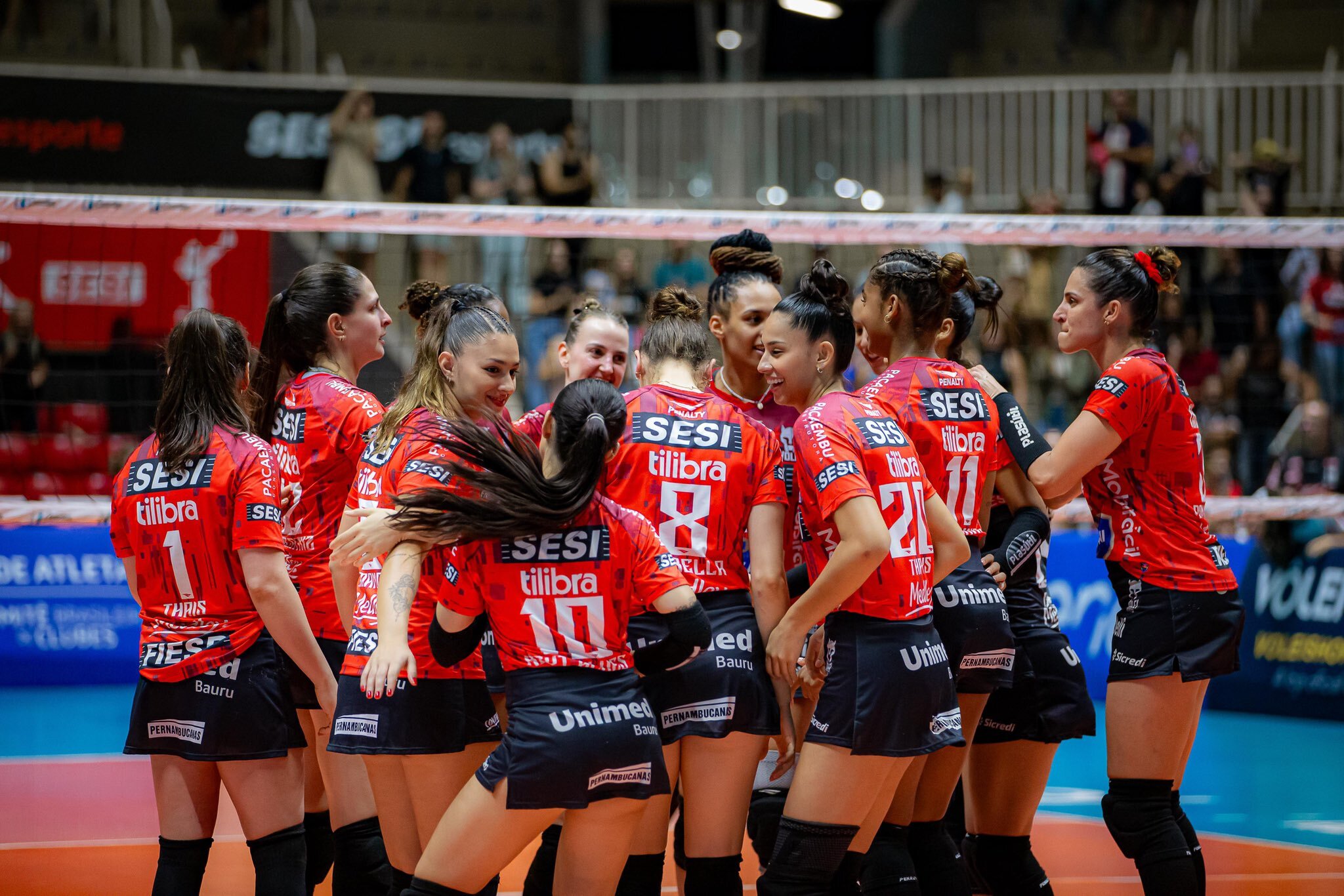 Time do Sesi Bauru feminino pela Sueprliga de Vôlei