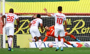 Tiago Volpí defende pênalti pelo Toluca. (Foto: Divulgação)