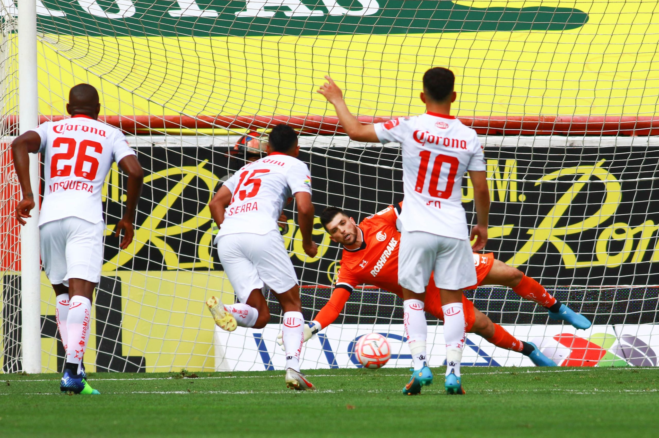 Tiago Volpí defende pênalti pelo Toluca. (Foto: Divulgação)