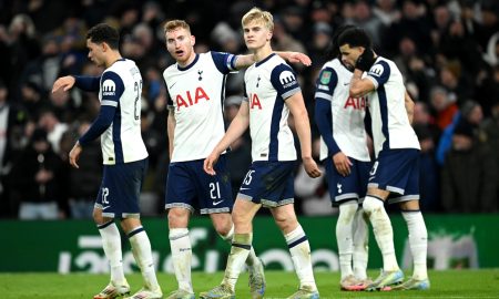 Time do Tottenham comemorando o gol de Bergvall. (Foto: Justin Setterfield/Getty Images)