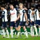 Time do Tottenham comemorando o gol de Bergvall. (Foto: Justin Setterfield/Getty Images)