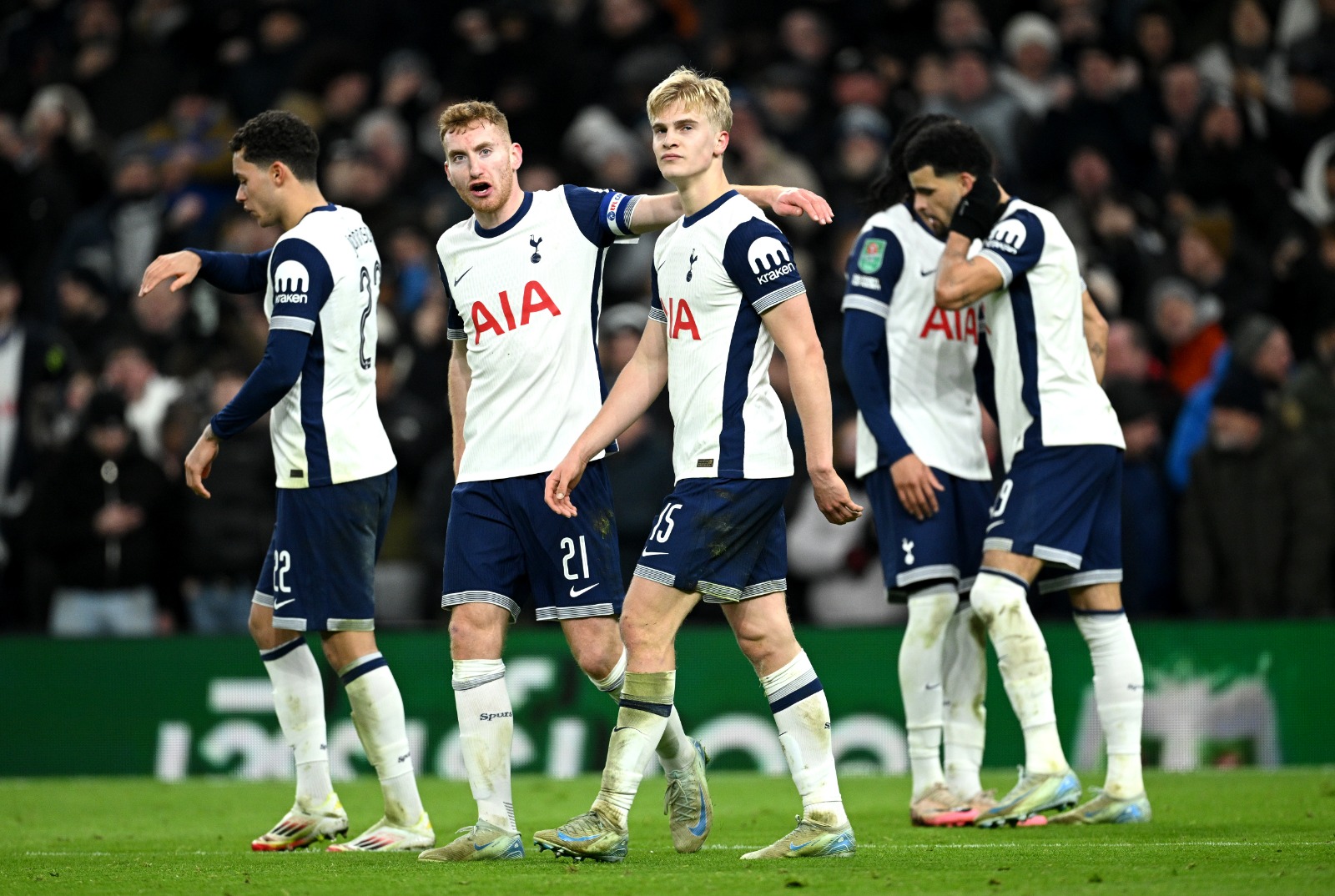 Time do Tottenham comemorando o gol de Bergvall. (Foto: Justin Setterfield/Getty Images)