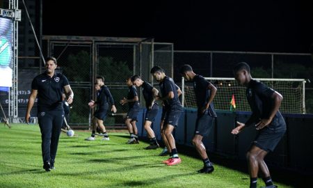 Jogadores reservas do Botafogo no aquecimento (Foto: Henrique Lima/BFR)