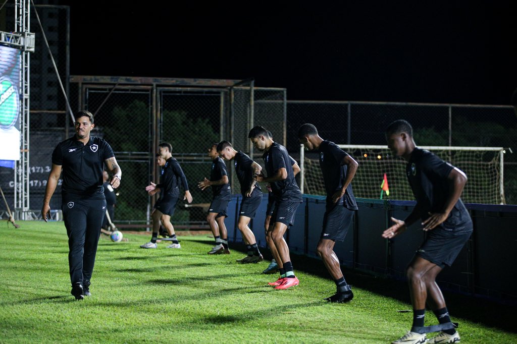 Jogadores reservas do Botafogo no aquecimento (Foto: Henrique Lima/BFR)