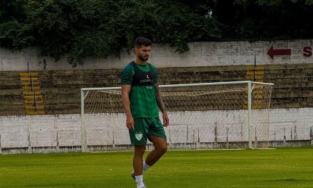 Lateral-direito Ézio comenta sobre oportunidade de disputar o Campeonato Goiano. (Foto: Divulgação do clube)