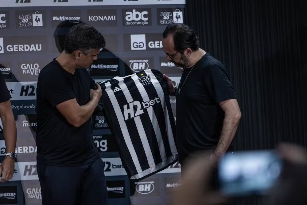 Camisa do Atlético-MG com o novo patrocinador do clube — Foto: Pedro Souza