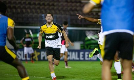 Adriano atuando com a camisa do Criciúma. (Foto: Cleiton Ramos/CEC)