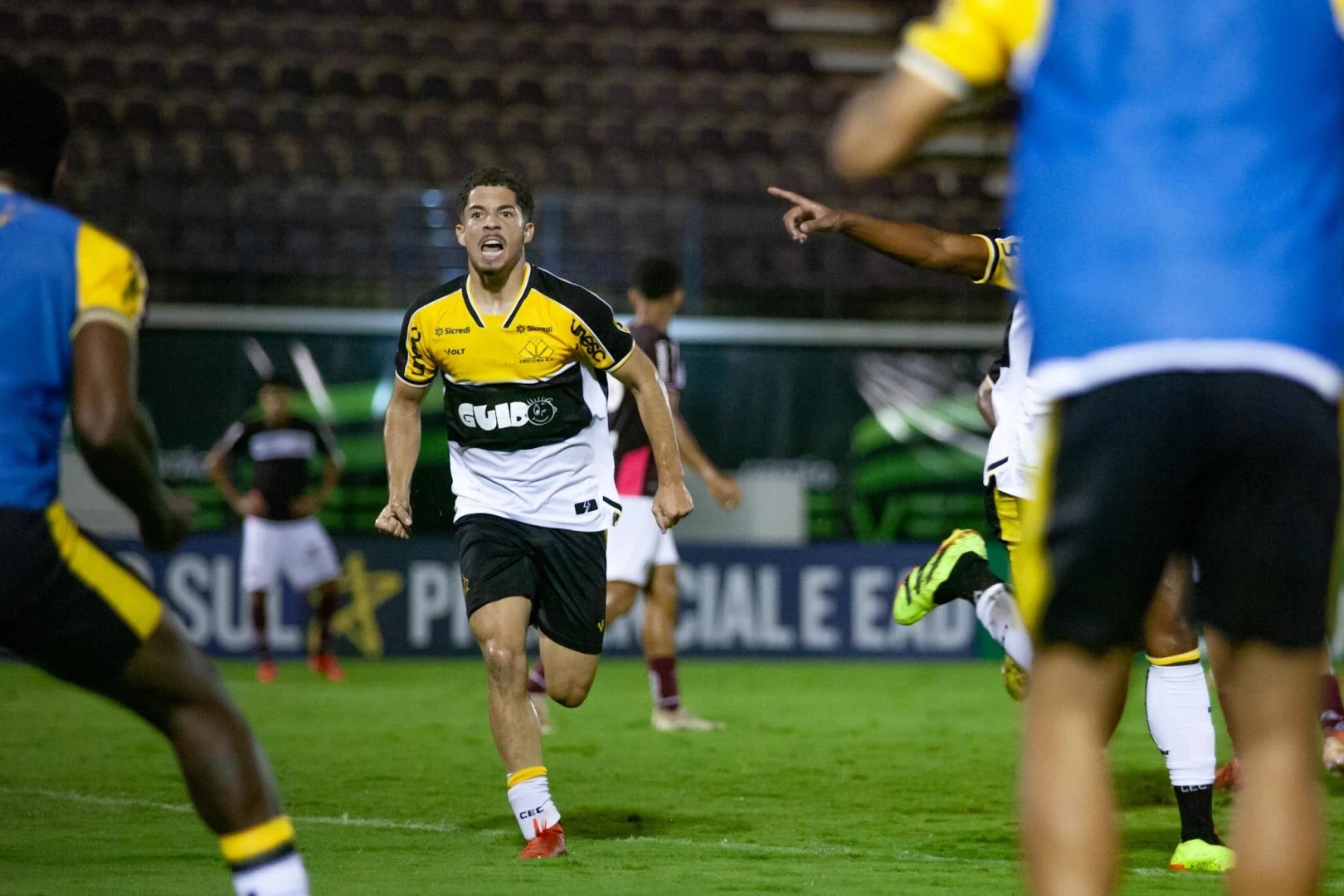 Adriano atuando com a camisa do Criciúma. (Foto: Cleiton Ramos/CEC)