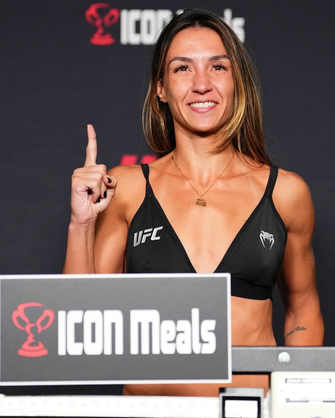 Amanda Ribas na pesagem do UFC Vegas 101 (Foto: Divulgação/Instagram UFC)