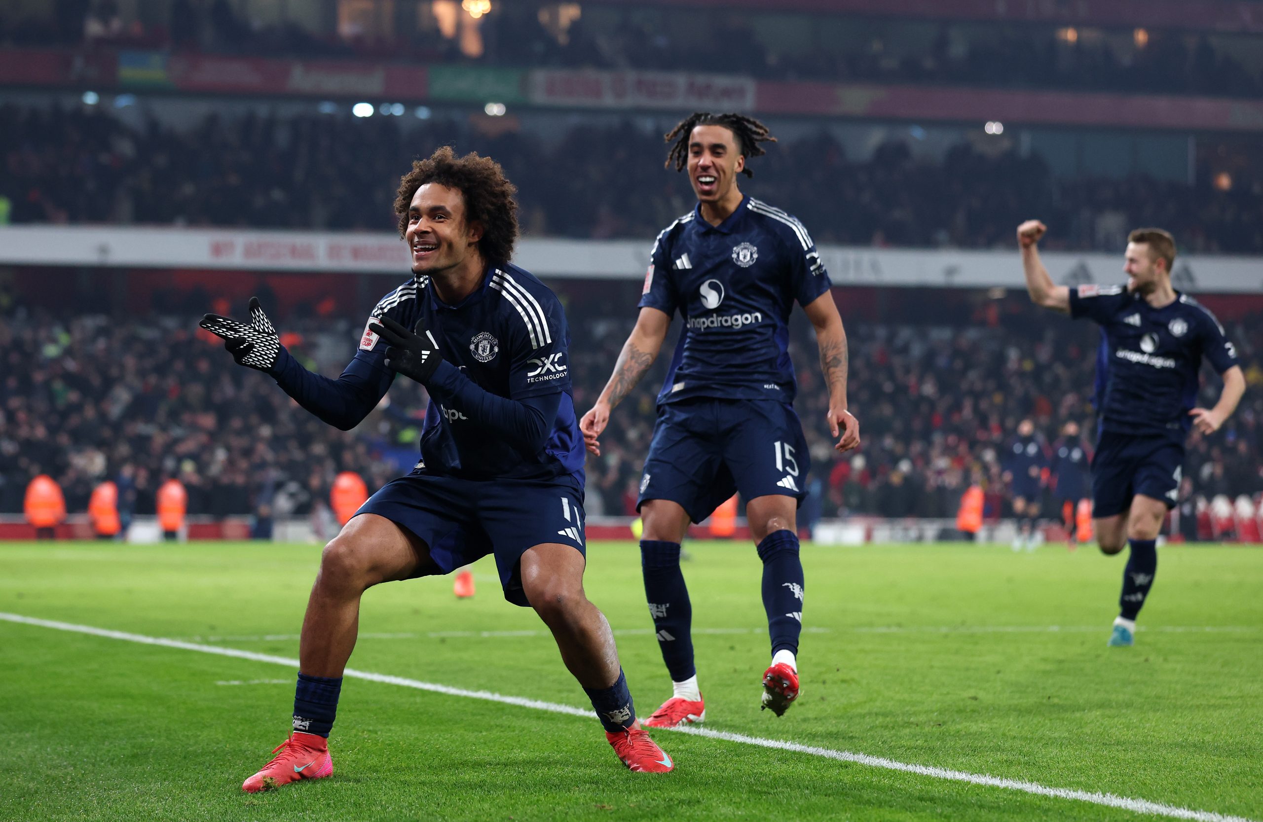 Zirkzee comemorando a classificação do Manchester United. (Foto: Alex Pantling/Getty Images)