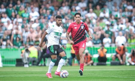 Coritiba e Athletico em ação no Couto Pereira. (Foto: JP Pacheco/CFC)