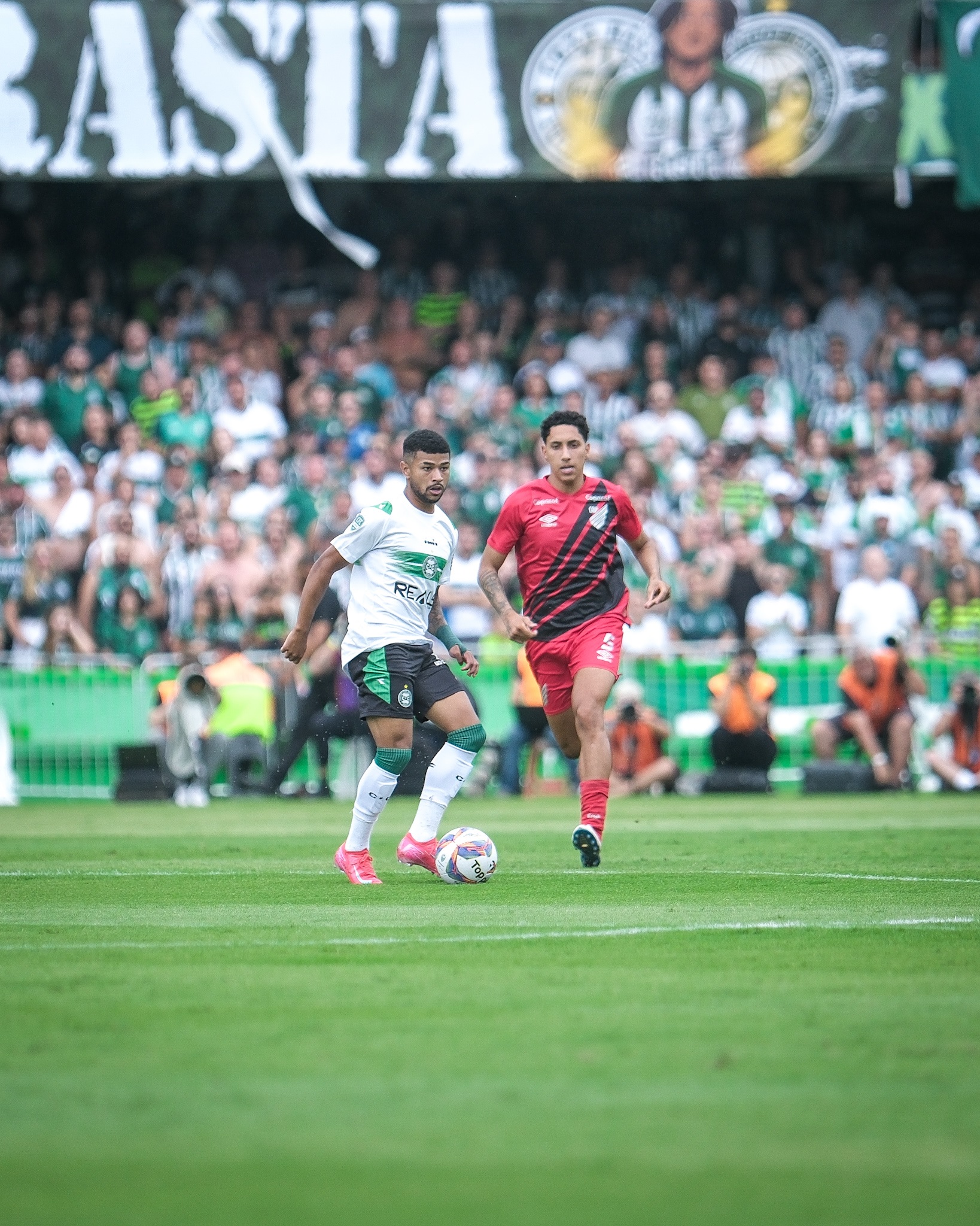 Coritiba e Athletico em ação no Couto Pereira. (Foto: JP Pacheco/CFC)