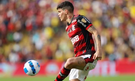 Ayrton Lucas atuando pelo Flamengo. (Foto: Gilvan de Souza/CRF)