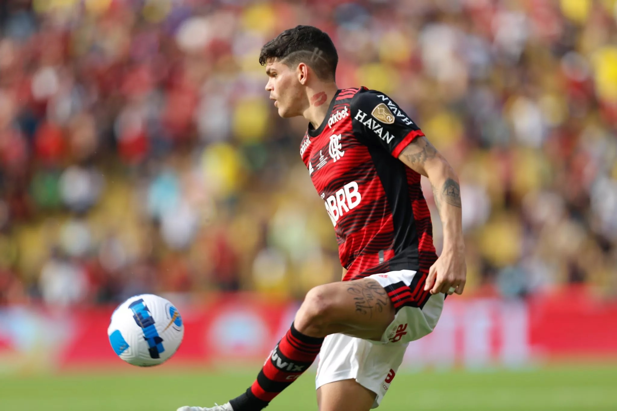 Ayrton Lucas atuando pelo Flamengo. (Foto: Gilvan de Souza/CRF)