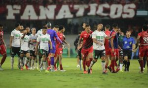 Jogadores de Coritiba e Athletico trocaram socos e pontapés. (Foto: Valquir Aureliano)