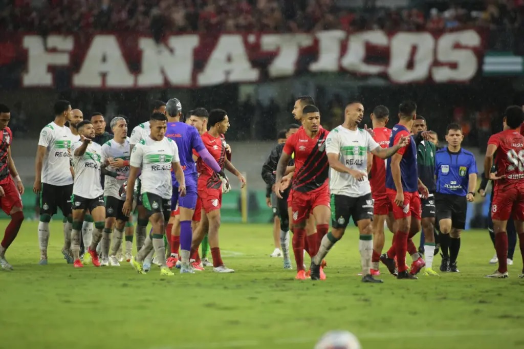 Jogadores de Coritiba e Athletico trocaram socos e pontapés. (Foto: Valquir Aureliano)