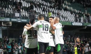 Elenco do Coritiba comemora o gol. (Foto: Gabriel Thá/CFC)