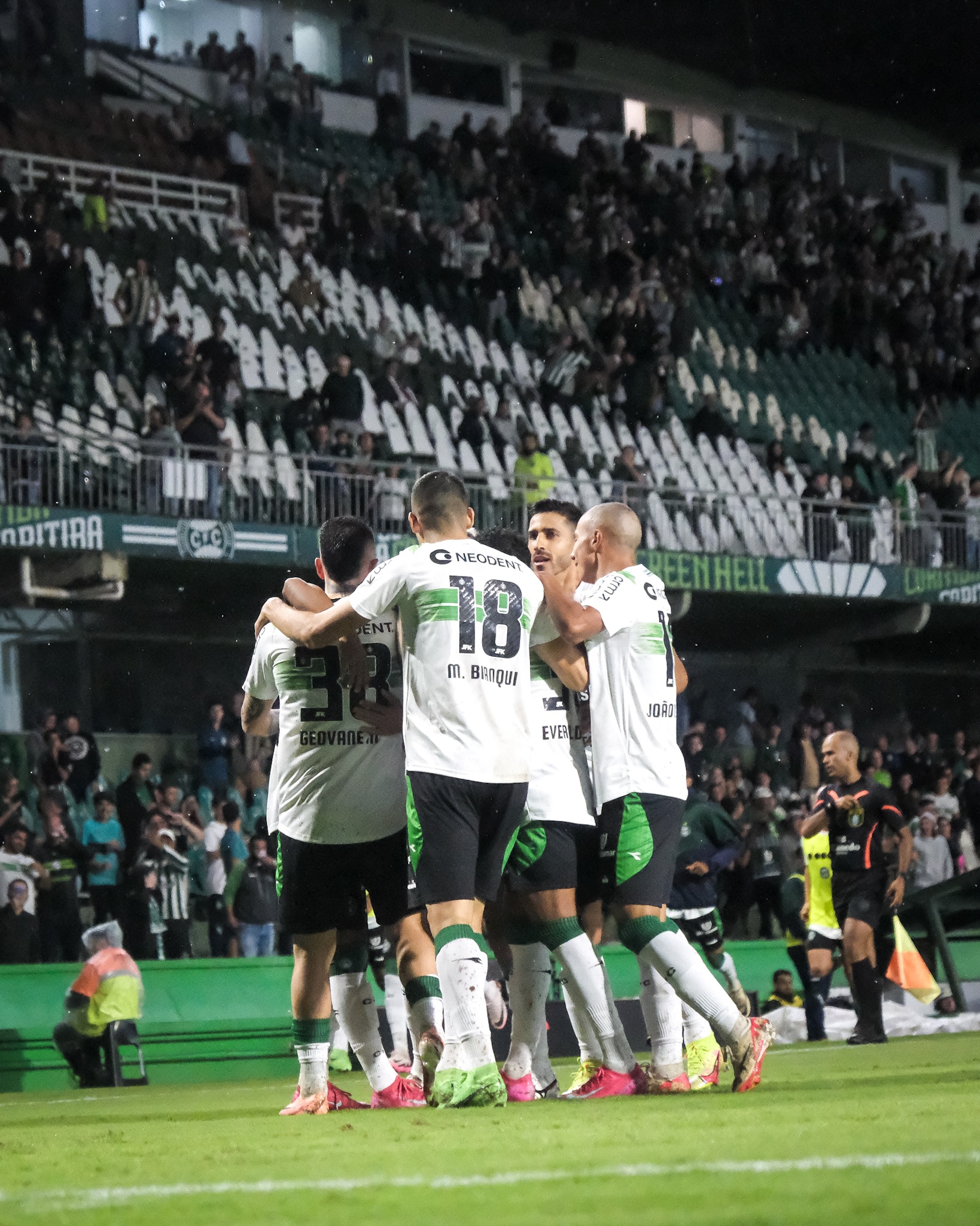 Elenco do Coritiba comemora o gol. (Foto: Gabriel Thá/CFC)