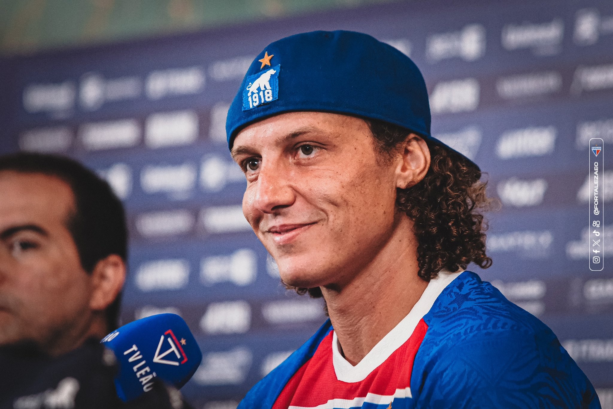 David Luiz em apresentação oficial no Fortaleza. (Foto: Mateus Lotif/FEC)