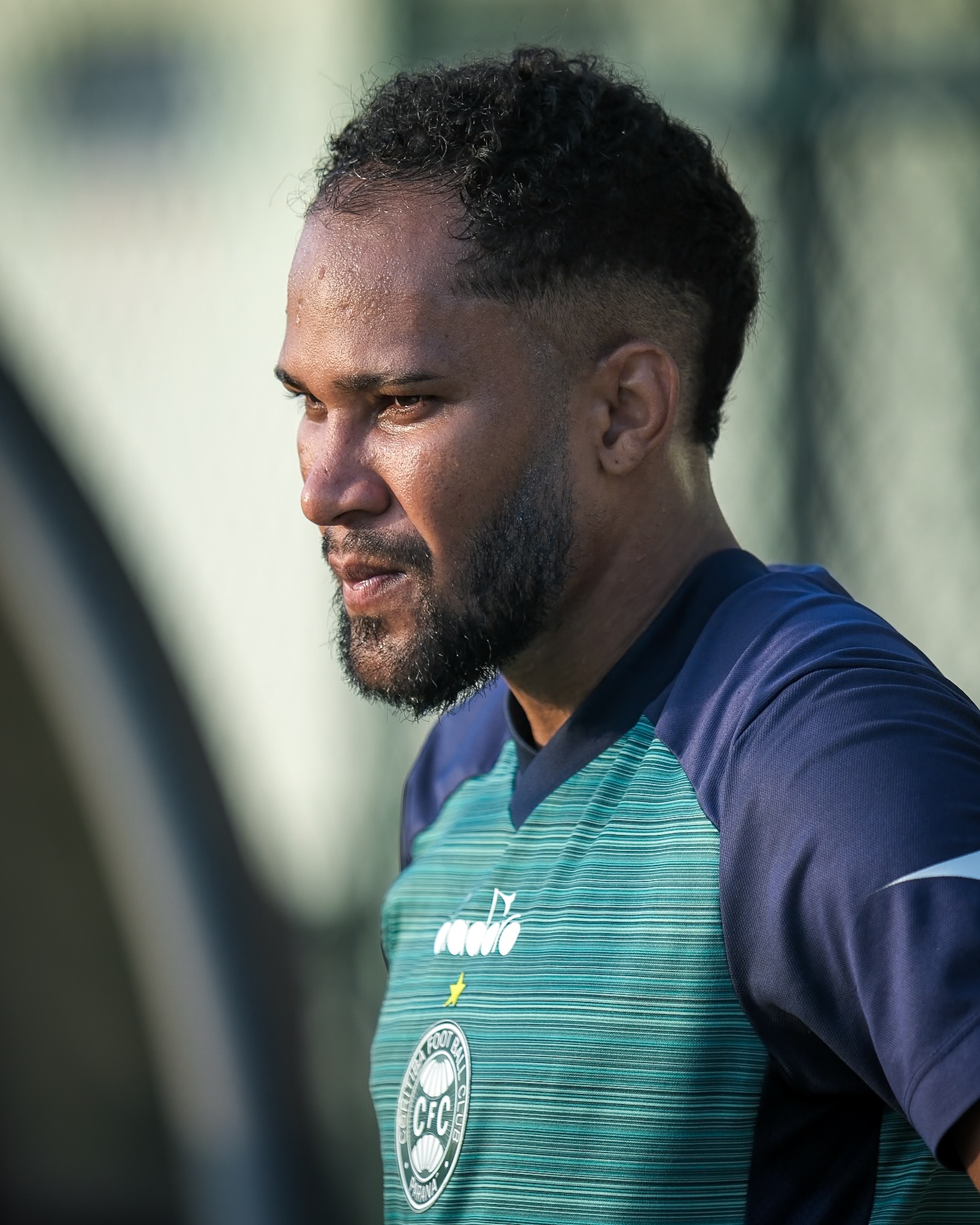 Everaldo já aparece com a camisa do Coritiba. (Foto: Reprodução/CFC)