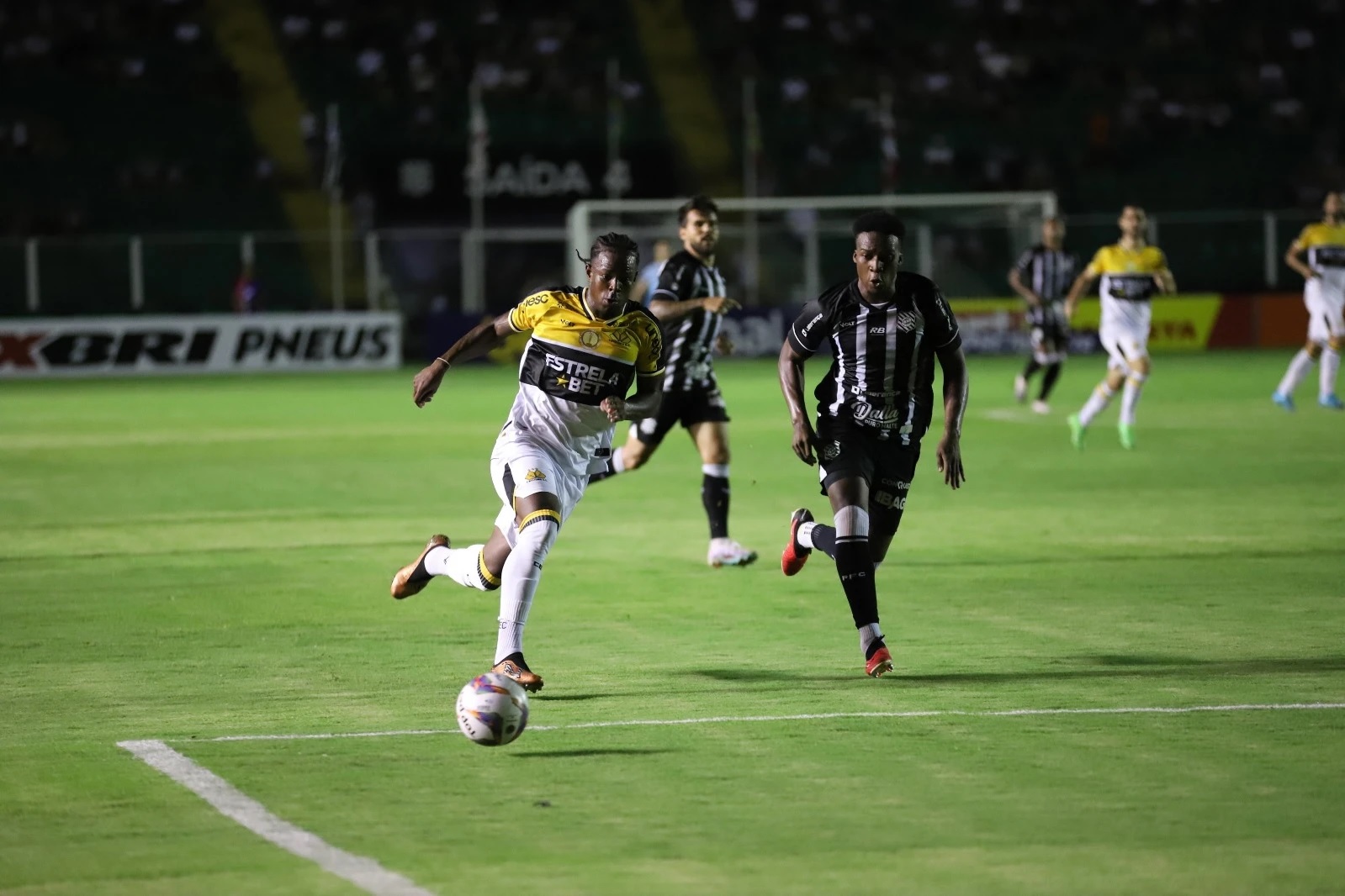 Criciúma e Figueirense em ação no Orlando Scarpelli. (Foto: Celso da Luz/CEC)