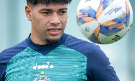 Filipe Machado já aparece com a camisa do Coritiba. (Foto: JP Pacheco/CFC)