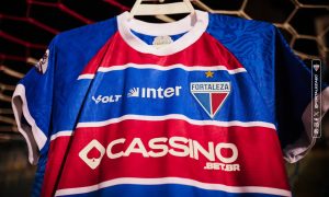 Camisa do Fortaleza com o novo patrocínio da Cassino. (Foto: Leonardo Moreira/FEC)