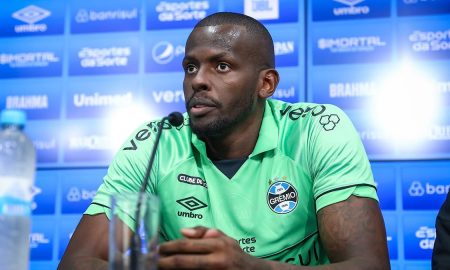 O goleiro Caíque com a camisa do Grêmio. (Foto: Lucas Uebel/GFBPA)