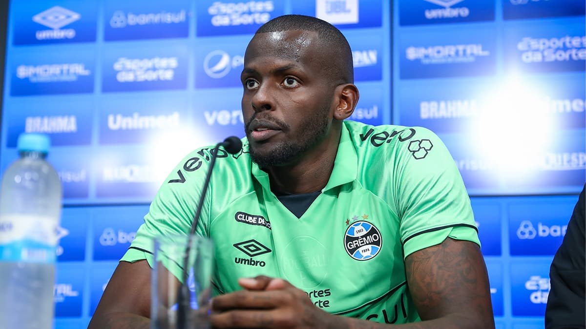 O goleiro Caíque com a camisa do Grêmio. (Foto: Lucas Uebel/GFBPA)