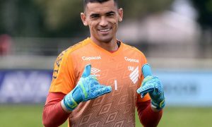 O goleiro Santos, com a camisa do Athletico. (Foto: Fabio Wosniak/CAP)