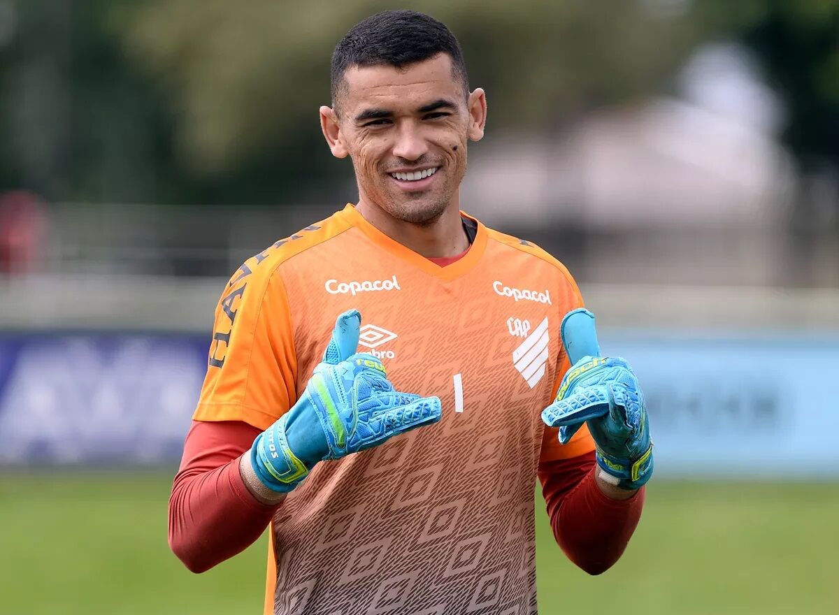 O goleiro Santos, com a camisa do Athletico. (Foto: Fabio Wosniak/CAP)