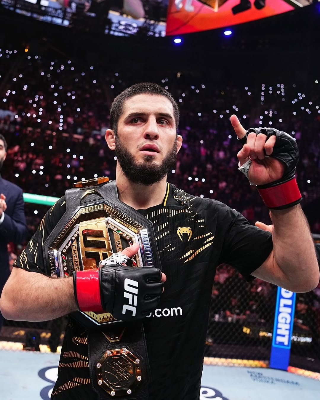 Islam Makhachev segue campeão dos leves do UFC (Foto: Divulgação/UFC)