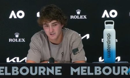 João Fonseca na coletiva de imprensa (Foto: Reprodução Youtube Australian Open)