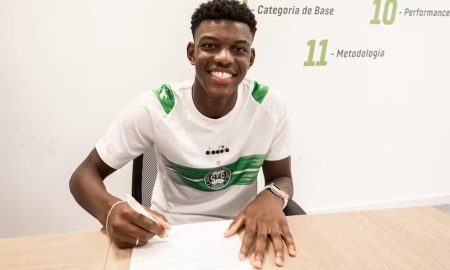 Khensane assina contrato profissional com o Coritiba. (Foto: Igor Barrankievicz/Divulgação)