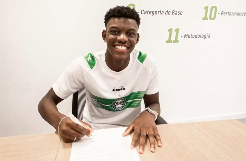 Khensane assina contrato profissional com o Coritiba. (Foto: Igor Barrankievicz/Divulgação)