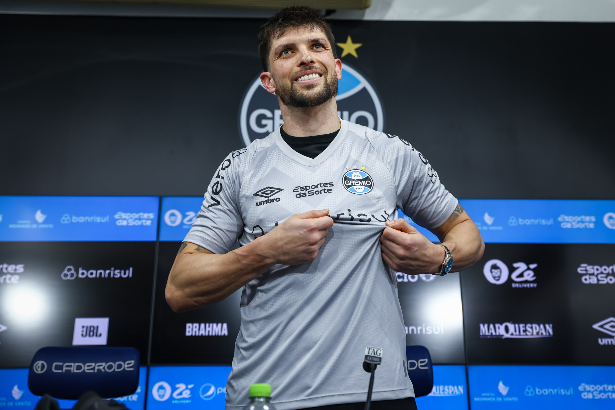 Tiago Volpi garante que quer fazer história no Grêmio (Foto: Lucas Uebel/Grêmio)