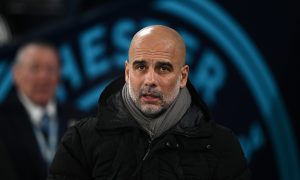 Pep Guardiola durante a vitória do City sobre o Saltford. (Foto:Gareth Copley/Getty Images)