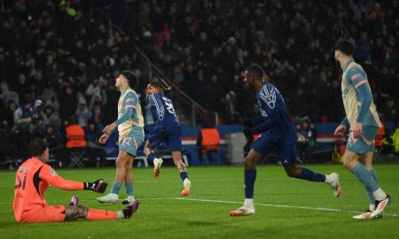 Barcola e Dembélé comemorando. (Foto:Mike Hewitt/Getty Images)