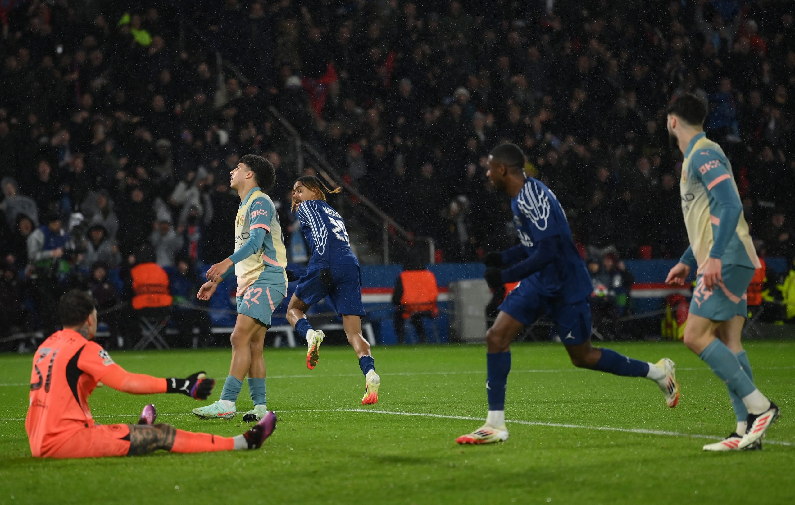 Barcola e Dembélé comemorando. (Foto:Mike Hewitt/Getty Images)