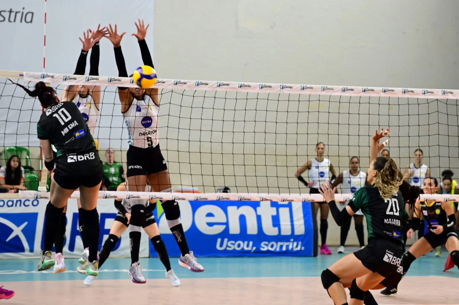 Dentil Praia Clube vence Brasília Vôlei e garante quinta vitória seguida (Imagem: Rogério Guerreiro/Brasília Vôlei)