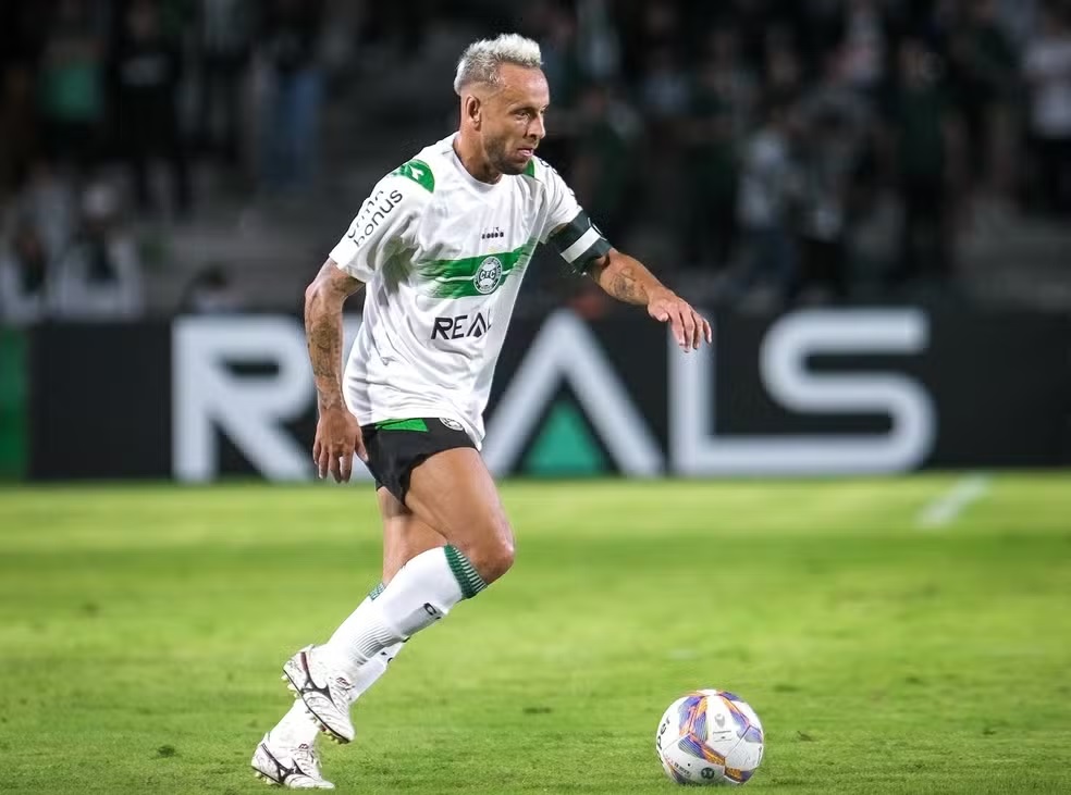 Rafinha, novamente em campo pelo Coritiba. (Foto: JP Pacheco/CFC)