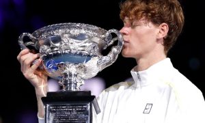 Jannik Sinner com o troféu (Foto: Tennis Australia)