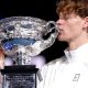 Jannik Sinner com o troféu (Foto: Tennis Australia)