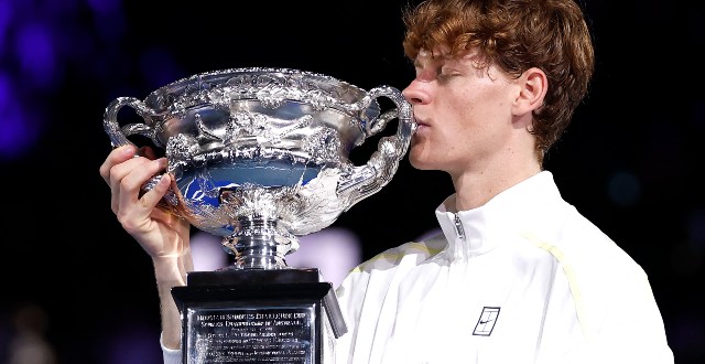 Jannik Sinner com o troféu (Foto: Tennis Australia)