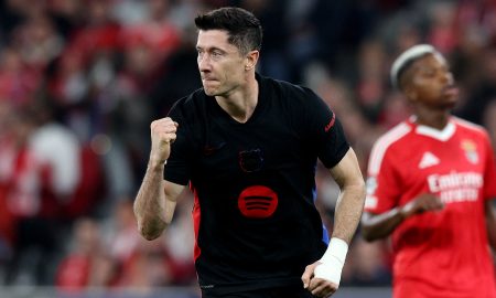 Lewandowski celebra gol do Barcelona (Foto: Carlos Rodrigues/Getty Images)