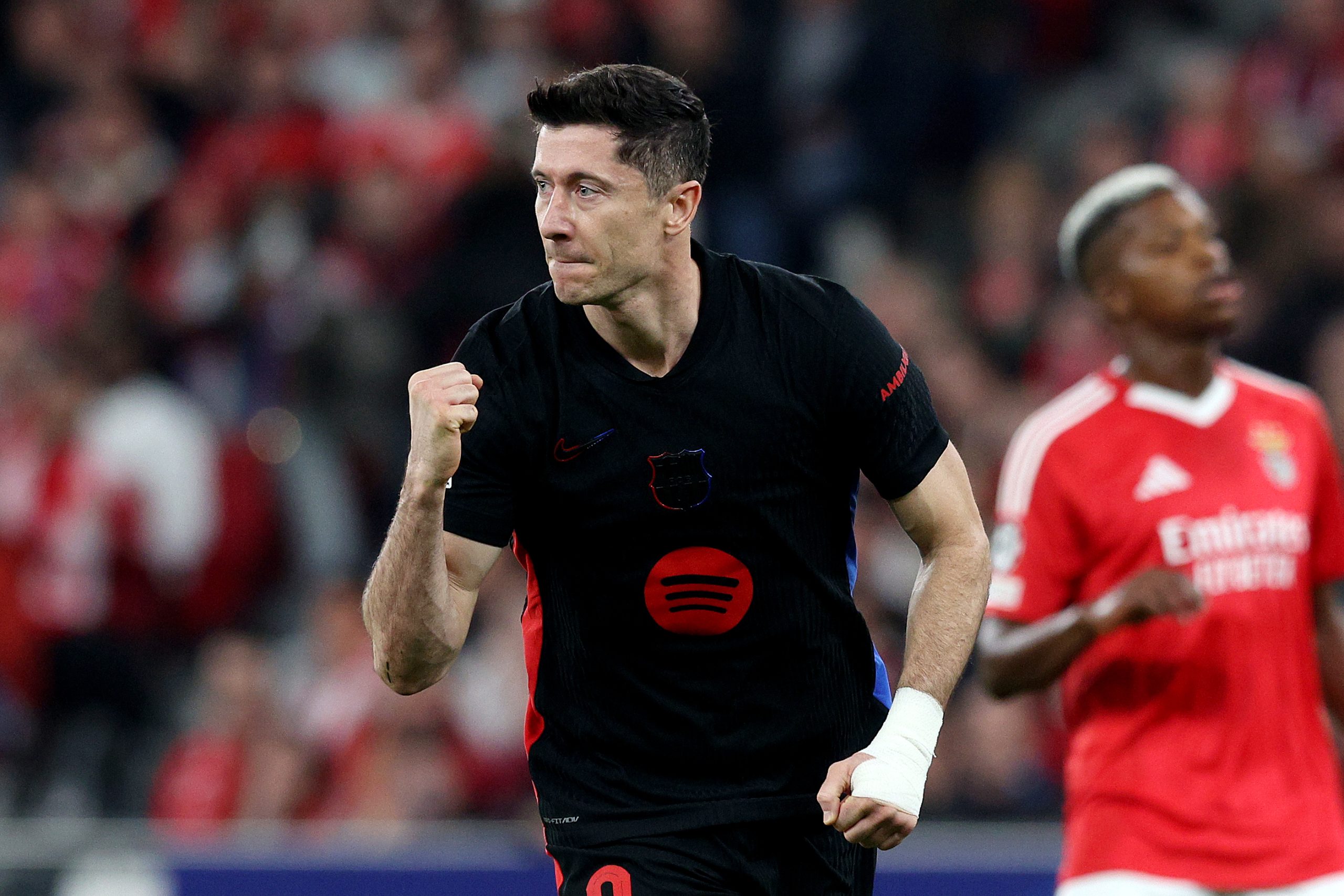 Lewandowski celebra gol do Barcelona (Foto: Carlos Rodrigues/Getty Images)