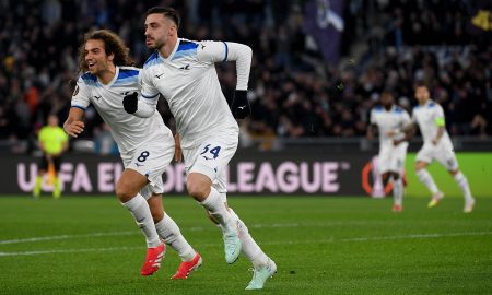 Jogadores do Lazio comemorando. (Foto: Marco Rosi - SS Lazio/Getty Images)