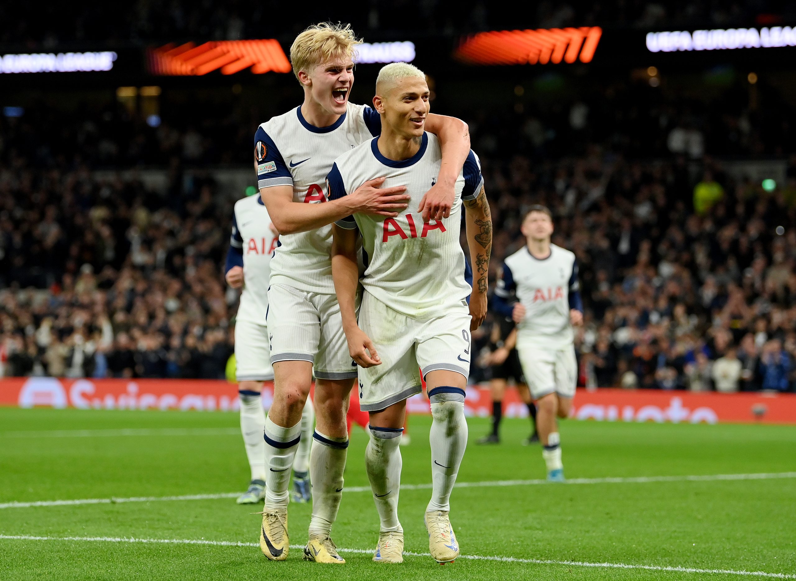 Richarlison comemorando um gol pelo Tottenham. (Foto:Justin Setterfield/Getty Images)